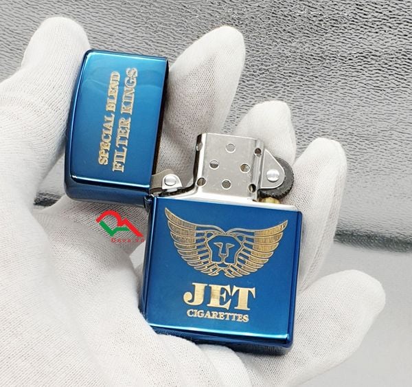 Logo Jet mạ vàng trên nền xanh ZK43