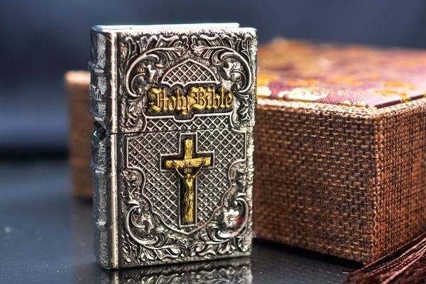 Zippo Tạo Hình Quyển Kinh Thánh Holy Bible ZD59