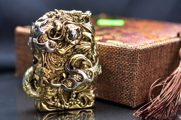 Zippo Ốp Rồng Cuộn Giữ Châu ZD58