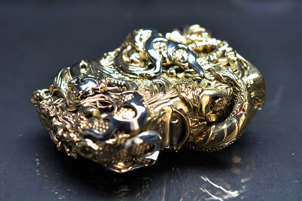 Zippo Ốp Rồng Cuộn Giữ Châu ZD58