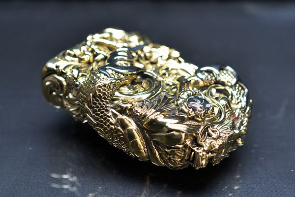 Zippo Ốp Rồng Cuộn Giữ Châu ZD58