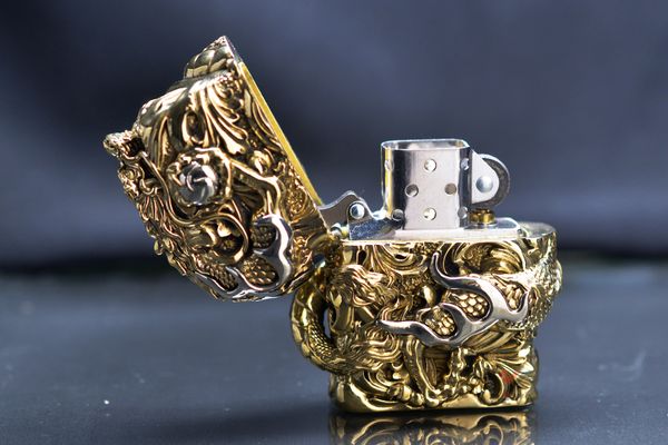 Zippo Ốp Rồng Cuộn Giữ Châu ZD58