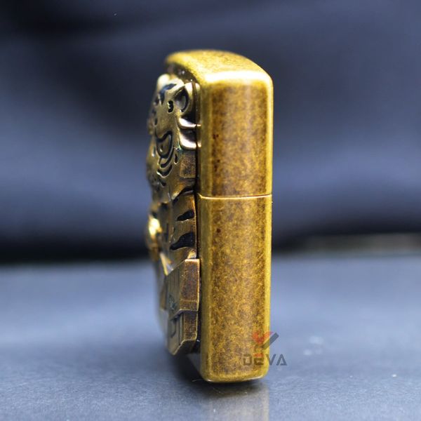 Zippo Đồng Bụi Gắn Emblem Ma Hổ ZN112