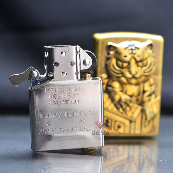 Zippo Đồng Bụi Gắn Emblem Ma Hổ ZN112