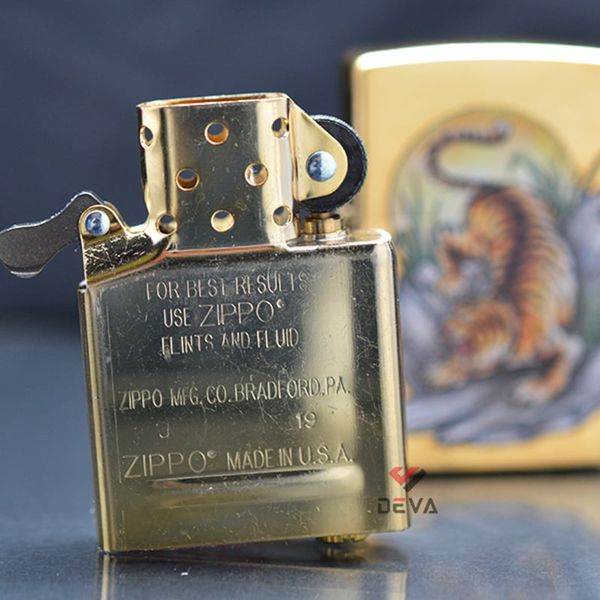 Zippo đồng xước in hình Mãnh Hổ Săn Mồi Z370
