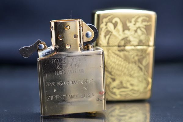 Zippo Cá Chép trong Đầm Sen ZN155