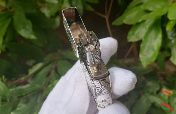 Zippo bạc khắc hình cá chép ZN172