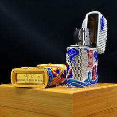 Zippo Bọc Lưới Mạ Vàng Đầu Sư Tử Nhả Chữ Tài Lộc ZN163