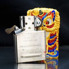 Zippo Bọc Lưới Mạ Vàng Đầu Sư Tử Nhả Chữ Tài Lộc ZN163