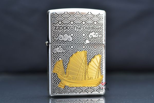 Zippo hoa văn chìm ốp Emblem Thuyền Buồm Cổ ZN312