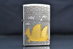Zippo hoa văn chìm ốp Emblem Thuyền Buồm Cổ ZN312