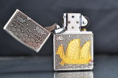 Zippo hoa văn chìm ốp Emblem Thuyền Buồm Cổ ZN312