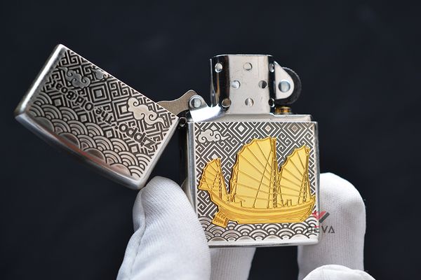 Zippo hoa văn chìm ốp Emblem Thuyền Buồm Cổ ZN312