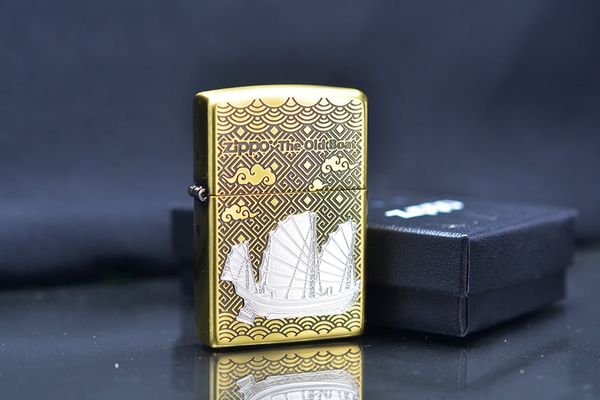 Zippo hoa văn chìm ốp Emblem Thuyền Buồm Cổ ZN312