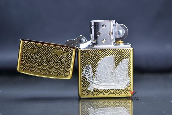 Zippo hoa văn chìm ốp Emblem Thuyền Buồm Cổ ZN312