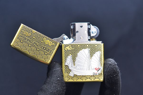 Zippo hoa văn chìm ốp Emblem Thuyền Buồm Cổ ZN312