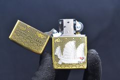 Zippo hoa văn chìm ốp Emblem Thuyền Buồm Cổ ZN312
