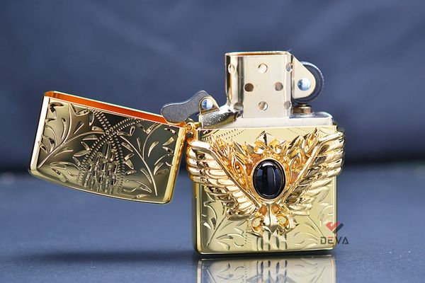 Zippo mạ vàng hoa văn chìm ốp Emblem Cổ Ngọc ZN318