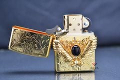 Zippo mạ vàng hoa văn chìm ốp Emblem Cổ Ngọc ZN318