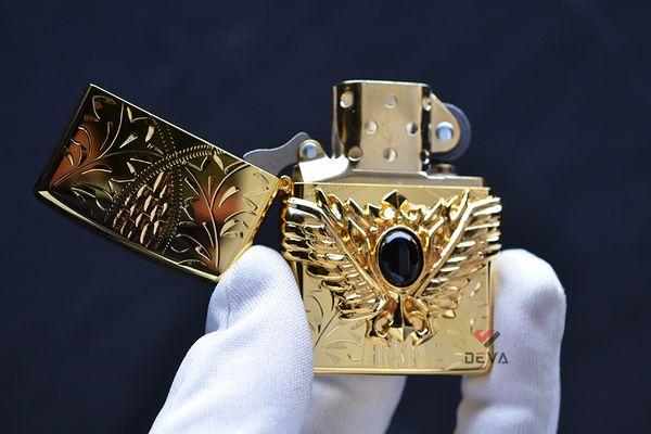 Zippo mạ vàng hoa văn chìm ốp Emblem Cổ Ngọc ZN318