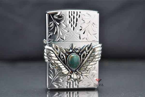 Zippo mạ vàng hoa văn chìm ốp Emblem Cổ Ngọc ZN318