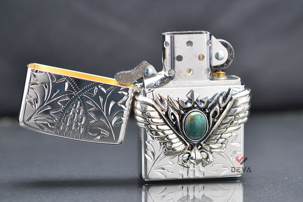 Zippo mạ vàng hoa văn chìm ốp Emblem Cổ Ngọc ZN318
