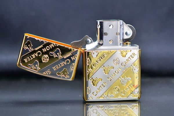 Zippo kẻ vàng chéo khắc Logo hãng Simon Carter ZN327