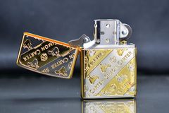 Zippo kẻ vàng chéo khắc Logo hãng Simon Carter ZN327