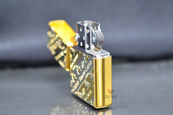 Zippo kẻ vàng chéo khắc Logo hãng Simon Carter ZN327
