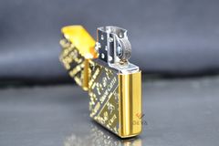 Zippo kẻ vàng chéo khắc Logo hãng Simon Carter ZN327