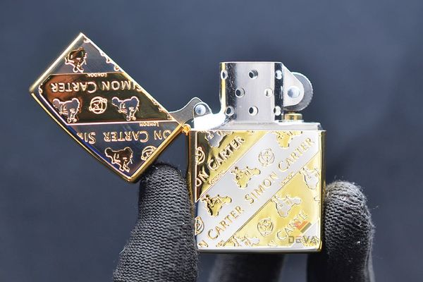 Zippo kẻ vàng chéo khắc Logo hãng Simon Carter ZN327