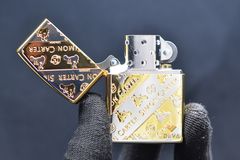 Zippo kẻ vàng chéo khắc Logo hãng Simon Carter ZN327