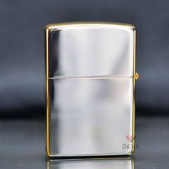 Zippo kẻ vàng chéo khắc Logo hãng Simon Carter ZN327