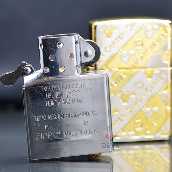 Zippo kẻ vàng chéo khắc Logo hãng Simon Carter ZN327