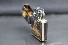 Zippo chủ đề cha mẹ màu đen Titan ZK79