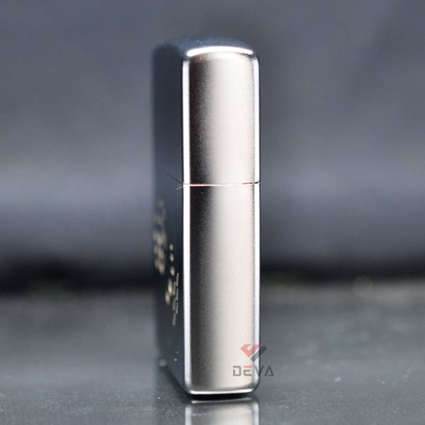 Zippo khắc hình xúc xắc mạ satin Z208