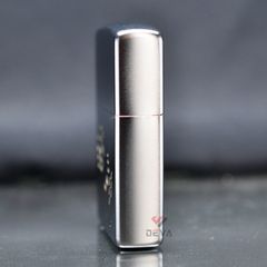 Zippo khắc hình xúc xắc mạ satin Z208