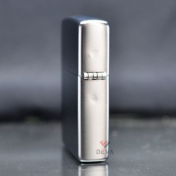 Zippo khắc hình xúc xắc mạ satin Z208
