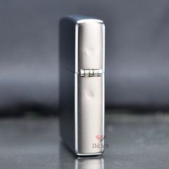 Zippo khắc hình xúc xắc mạ satin Z208