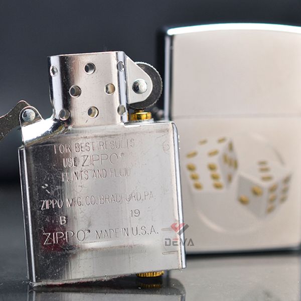 Zippo khắc hình xúc xắc mạ satin Z208