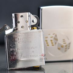 Zippo khắc hình xúc xắc mạ satin Z208