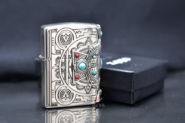 Zippo khắc Totem thổ dân Anh Điêng ốp Emblem mã não xanh ngọc ZN323