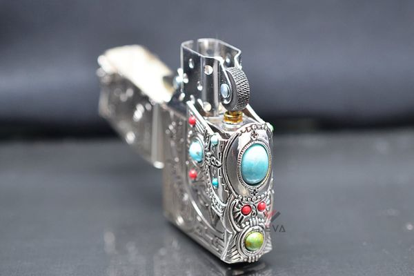 Zippo khắc Totem thổ dân Anh Điêng ốp Emblem mã não xanh ngọc ZN323