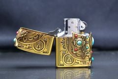 Zippo khắc Totem thổ dân Anh Điêng ốp Emblem mã não xanh ngọc ZN323