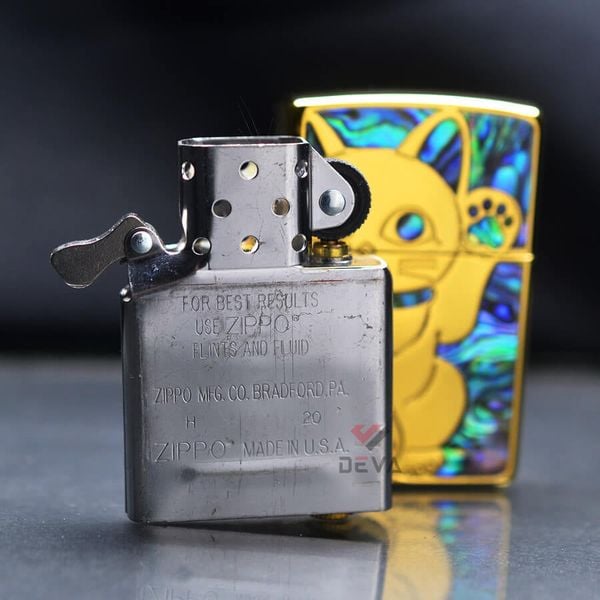 Zippo Khảm Trai Mèo Thần Tài May Mắn Maneki-Neko ZN149