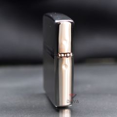 Zippo Viền Bạc Hoa Văn Khảm Trai ZN195