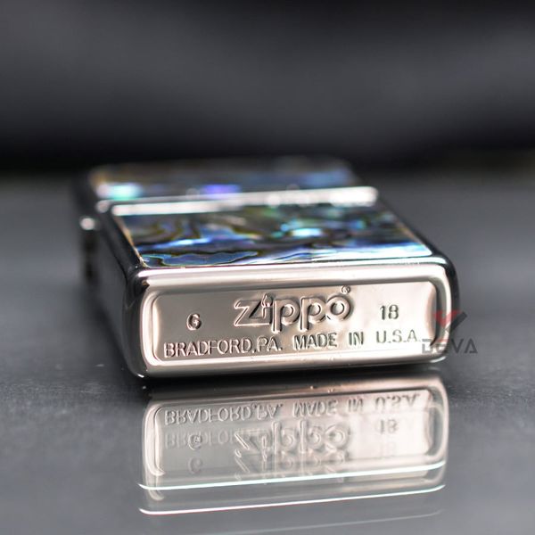 Zippo Viền Bạc Hoa Văn Khảm Trai ZN195