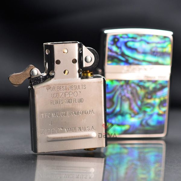 Zippo Viền Bạc Hoa Văn Khảm Trai ZN195