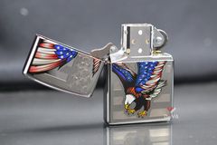Zippo mạ Chrome hình Lá Cờ và Biểu Tượng Đại Bàng Mỹ Z372