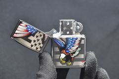 Zippo mạ Chrome hình Lá Cờ và Biểu Tượng Đại Bàng Mỹ Z372